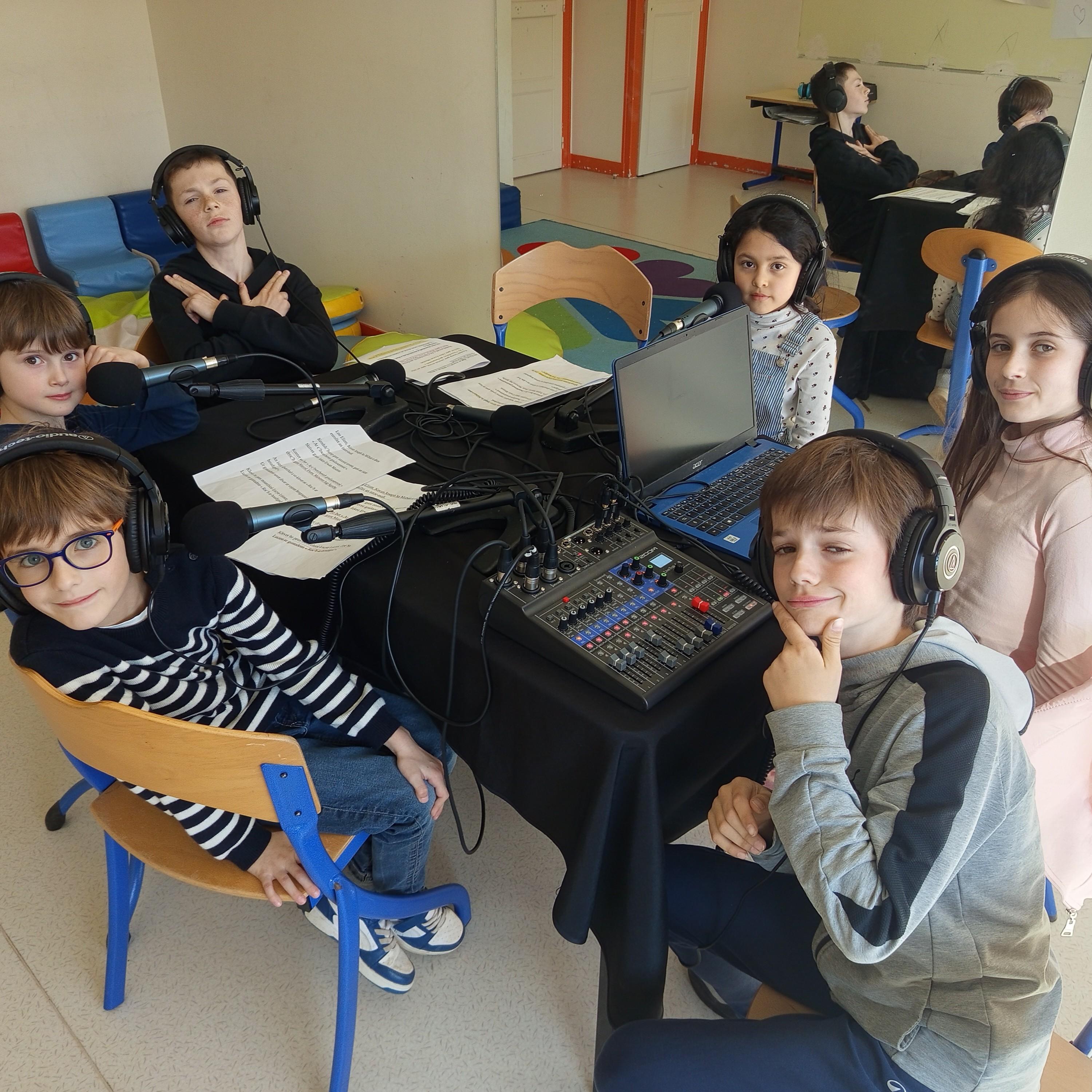 Des contes au micro par les élèves de la classe CP-CE1-CM2 de l'école Albert de Mun