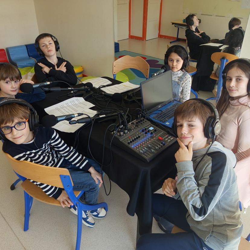 Des contes au micro par les élèves de la classe CP-CE1-CM2 de l'école Albert de Mun